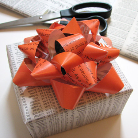 Jak stworzyć kokardę na prezent z pasków papieru?