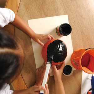 Zabezpieczanie miejsca pracy i malowanie dyń