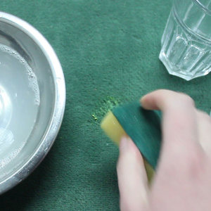 Usuwamy gumę z dywanu za pomocą płynu do mycia naczyń