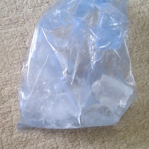 Usuwamy gumę z dywanu za pomocą lodu