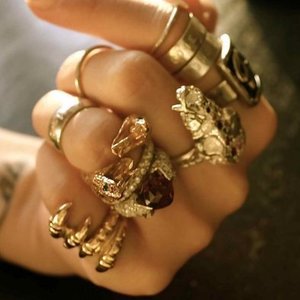 Czego nie można robić z biżuterią?