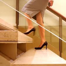 Jak wchodzić i schodzić po schodach w szpilkach?