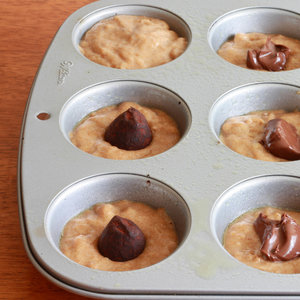 Nakładanie nutelli i orzechów