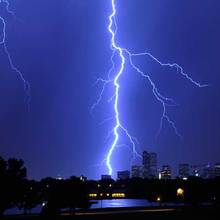 Czego nie należy robić podczas burzy?