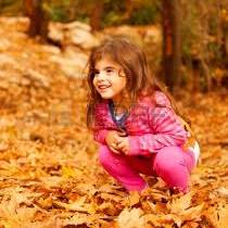 Jak powinno być ubrane małe dziecko podczas jesiennego spaceru?