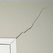 Jak poradzić sobie z pękniętą ścianą?