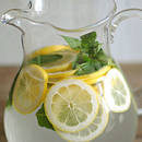 Jakie właściwości ma woda z cytryną?