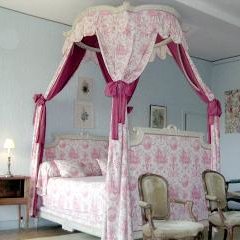 Moskitiera zawieszona na obręczy