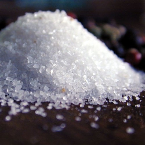 Jak wykorzystać sól podczas porządków domowych?