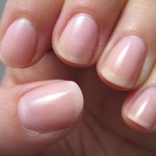 W jaki sposób zapobiegać łamaniu się paznokci?