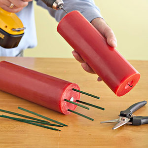 Umieszczanie patyczków w świecy