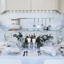 Pomysł na białą dekorację stołu wigilijnego