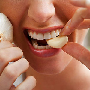 Żucie czosnku lub cebuli