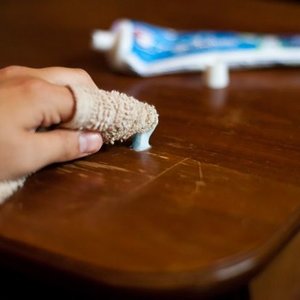 Czyszczenie blatu stołu