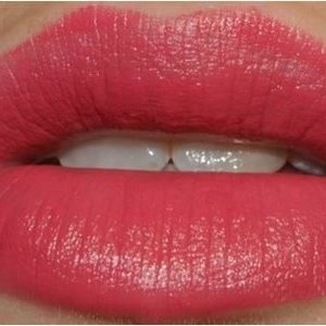 Uzupełnienie makijażu przy pomocy szminki i cieni do powiek