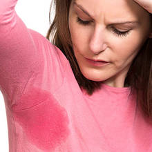 Jak pozbyć się plam z potu na ubraniach?