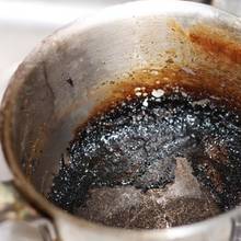 W jaki sposób wyczyścić przypalony garnek?