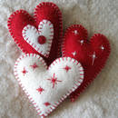 Jak wykonać filcowe serduszka na choinkę?