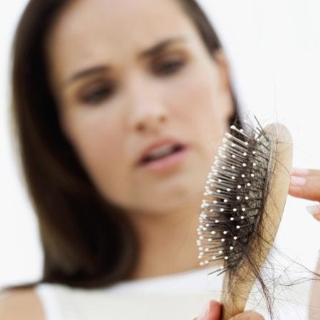 Jak domowymi sposobami powstrzymać wypadanie włosów?