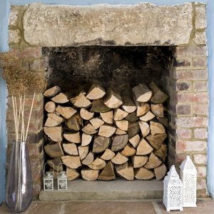 Czym palimy w kominku?