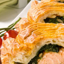 Przepis na łososia zapiekanego w cieście ze szpinakiem oraz fetą