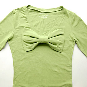 Doszywanie kokardki na bluzkę