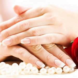 Białe plamki na paznokciu lub żółty kolor płytki