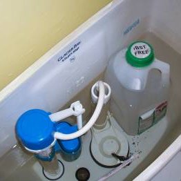 Spłuczka w toalecie