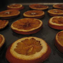 Jak przygotować świąteczne ozdoby z suszonych owoców?