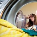 Jak usunąć z ubrań zapach stęchlizny?