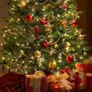 Pomysły na eleganckie udekorowanie choinki