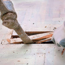 Jak sobie poradzić z uszkodzonym parkietem?