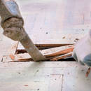 Jak sobie poradzić z uszkodzonym parkietem?