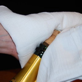 Owiń korek ściereczką