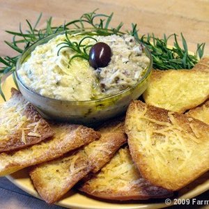 Z bazylią i czarnymi oliwkami