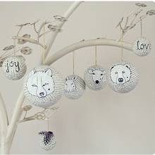 Ozdabianie styropianowej bombki gazetą