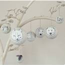 Ozdabianie styropianowej bombki gazetą