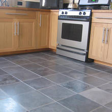 Jak sobie poradzić z uszkodzoną podłogą winylową?