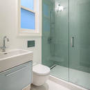 Jak zaaranżować małą łazienkę, by wydawała się większa?