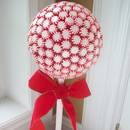 Jak zrobić bożonarodzeniowe drzewko z bombek choinkowych?