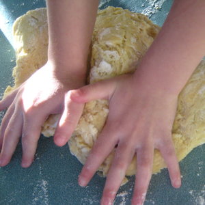 Przygotowanie ciasta drożdżowego