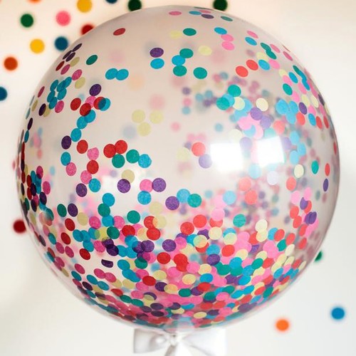 Przesyp confetti do pojemnika