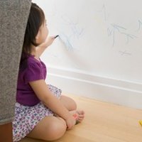 Gdy dziecko pomalowało ścianę kredkami