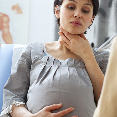Jakimi sposobami leczyć gardło podczas ciąży?