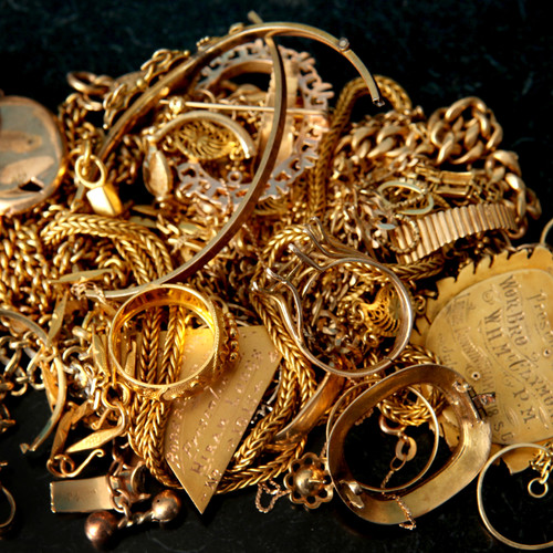 W jaki sposób czyścić złotą biżuterię?