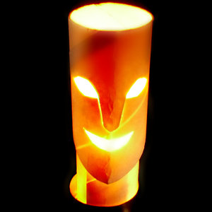 Jak zrobić lampion na Halloween z rolki po papierze?