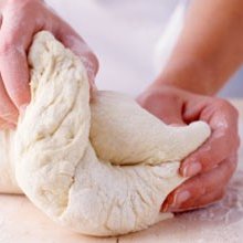 Zagniatanie ciasta drożdżowego