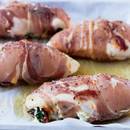 Przepis na piersi z kurczaka pieczone z serem, szynką i pomidorami