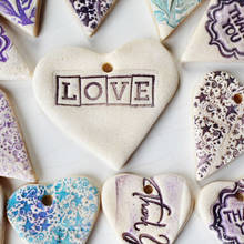 Jak wykonać ozdoby z masy solnej z napisami?