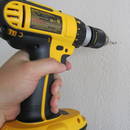 Jak nie nabrudzić podczas wiercenia otworów w ścianach?